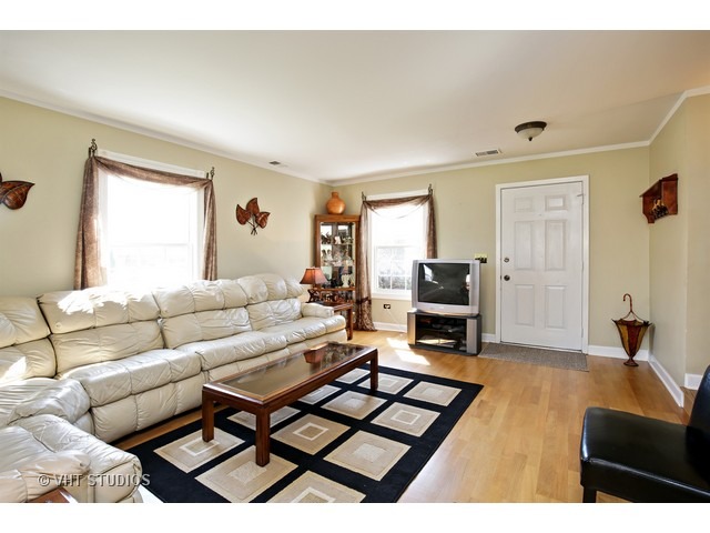 51 Pine Cir, Cary, IL 60013 photo 2