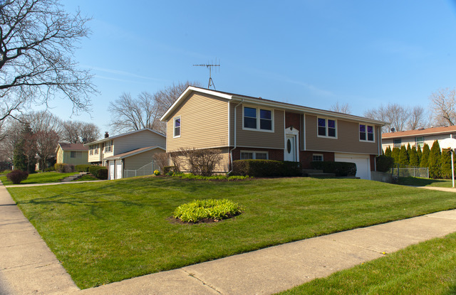 2205 Oak Ln, Rolling Meadows, IL 60008 photo 1