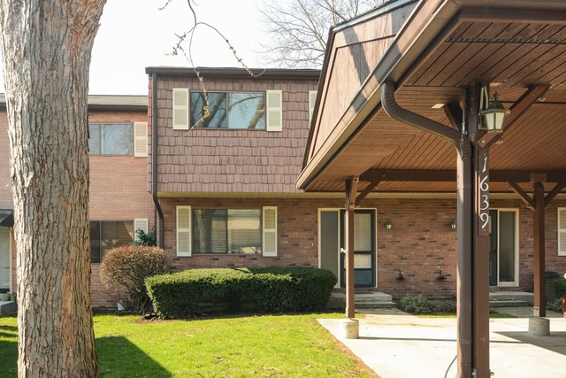 1639 Bow Trl, Wheeling, IL 60090 photo 1