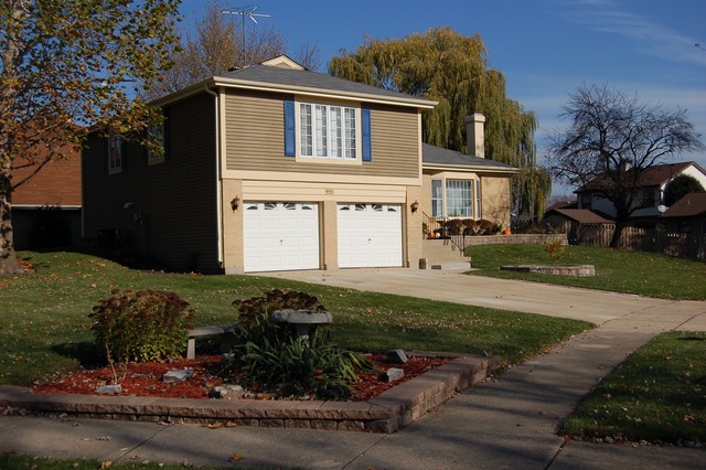 998 Confederation Dr, Bartlett, IL 60103 photo 2