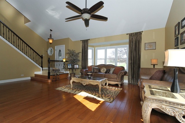 1097 Auburn Ln, Bartlett, IL 60103 photo 2