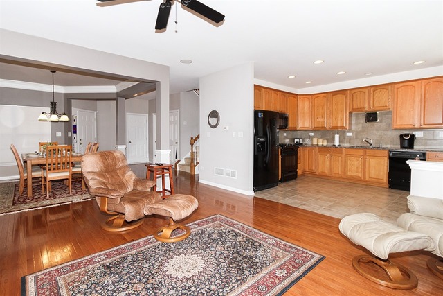 1215 Falcon Ridge Dr, Elgin, IL 60124 photo 8