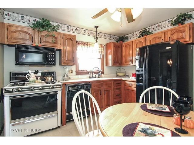 335 Maricopa Ln, Hoffman Estates, IL 60169 photo 3