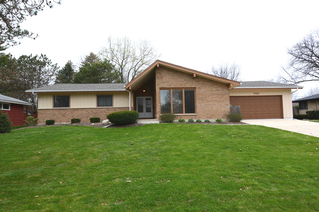 700 Scott Dr, Elgin, IL 60123 photo 1