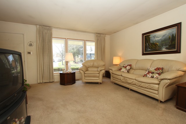 520 Edgemont Ln, Hoffman Estates, IL 60169 photo 4