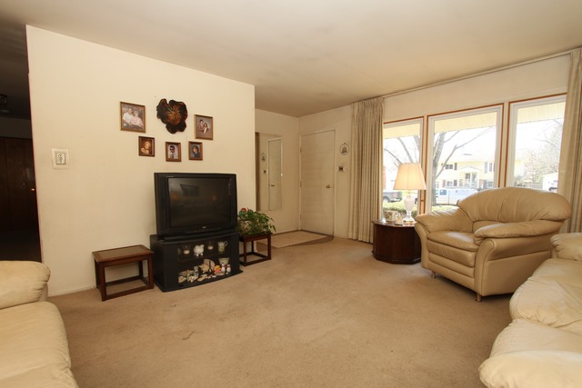520 Edgemont Ln, Hoffman Estates, IL 60169 photo 6