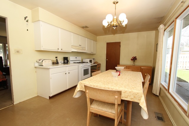 520 Edgemont Ln, Hoffman Estates, IL 60169 photo 8