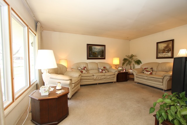 520 Edgemont Ln, Hoffman Estates, IL 60169 photo 3