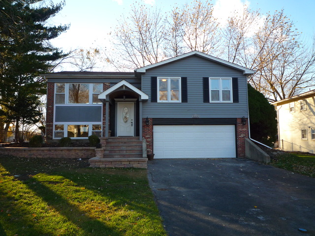 8104 Gatewood Ln, Woodridge, IL 60517 photo 1