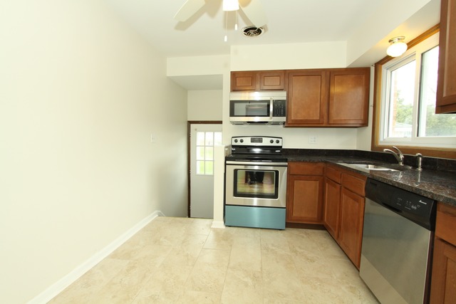 1211 Mohawk Dr, Elgin, IL 60120 photo 4