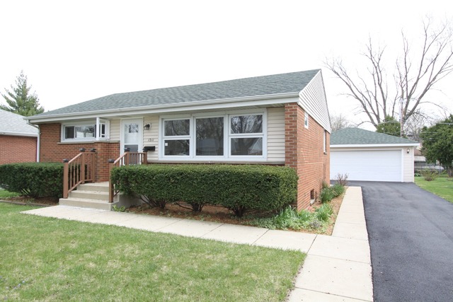 1211 Mohawk Dr, Elgin, IL 60120 photo 1