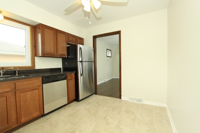 1211 Mohawk Dr, Elgin, IL 60120 photo 5
