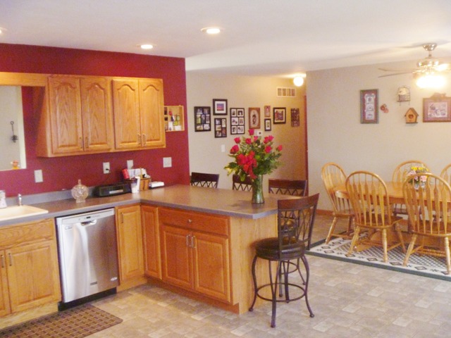 956 Charles Pl, Peru, IL 61354 photo 10