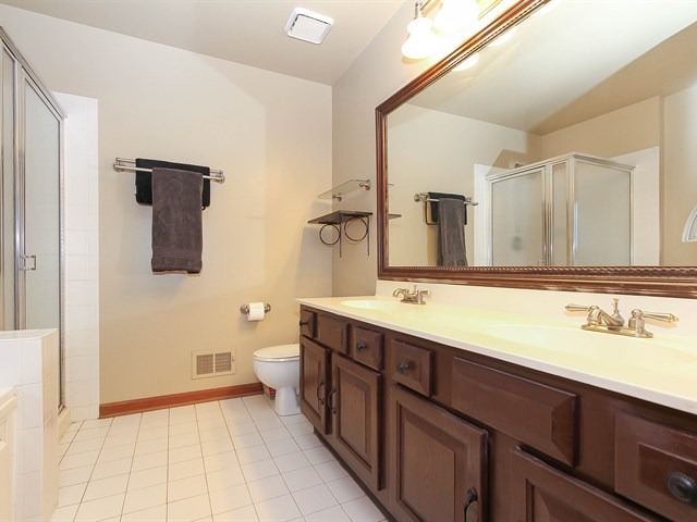 1352 Hunter Dr, Bartlett, IL 60103 photo 17