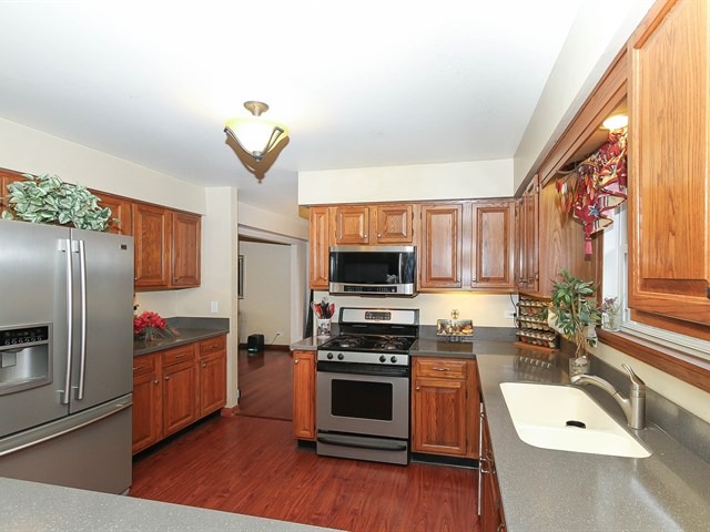 1352 Hunter Dr, Bartlett, IL 60103 photo 9