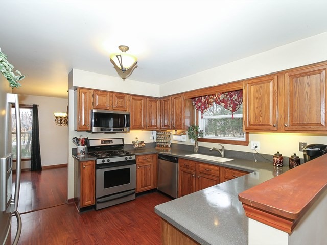 1352 Hunter Dr, Bartlett, IL 60103 photo 8