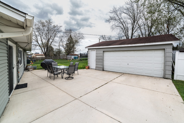 595 Audubon St, Hoffman Estates, IL 60169 photo 2