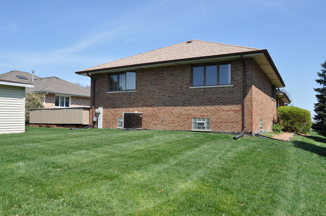 8050 Deer Path, Justice, IL 60458 photo 3