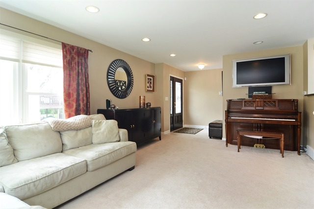 1109 E Barberry Ln, Mount Prospect, IL 60056 photo 3