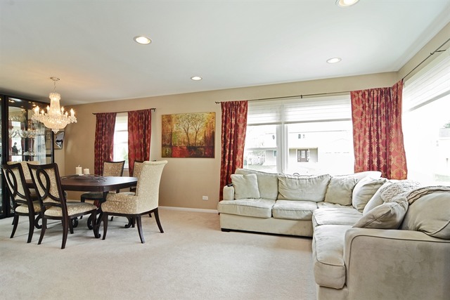 1109 E Barberry Ln, Mount Prospect, IL 60056 photo 4
