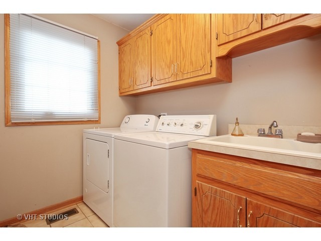 6800 Caitlin Ct, Willowbrook, IL 60527 photo 21