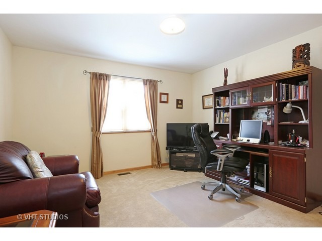 6800 Caitlin Ct, Willowbrook, IL 60527 photo 11