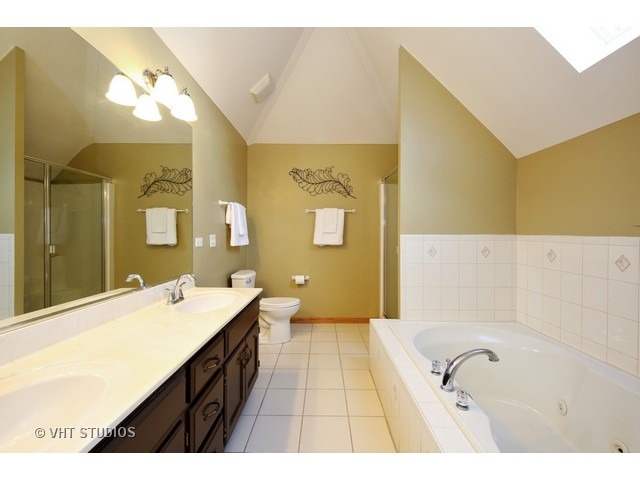 6800 Caitlin Ct, Willowbrook, IL 60527 photo 14