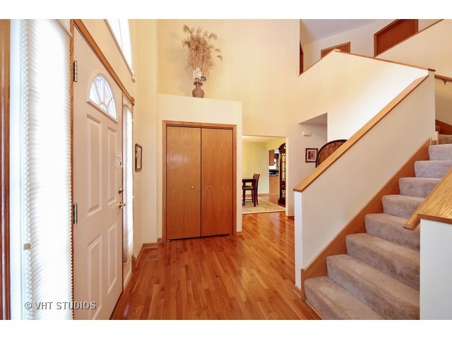 6800 Caitlin Ct, Willowbrook, IL 60527 photo 3