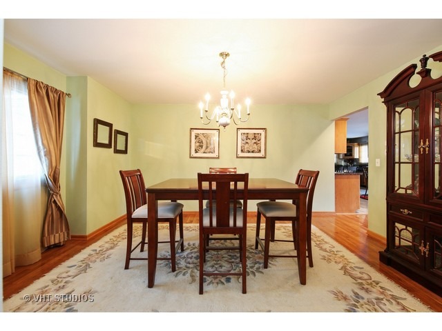 6800 Caitlin Ct, Willowbrook, IL 60527 photo 5