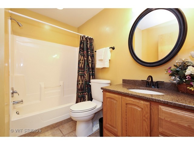 6800 Caitlin Ct, Willowbrook, IL 60527 photo 12