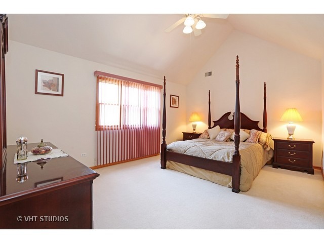 6800 Caitlin Ct, Willowbrook, IL 60527 photo 13