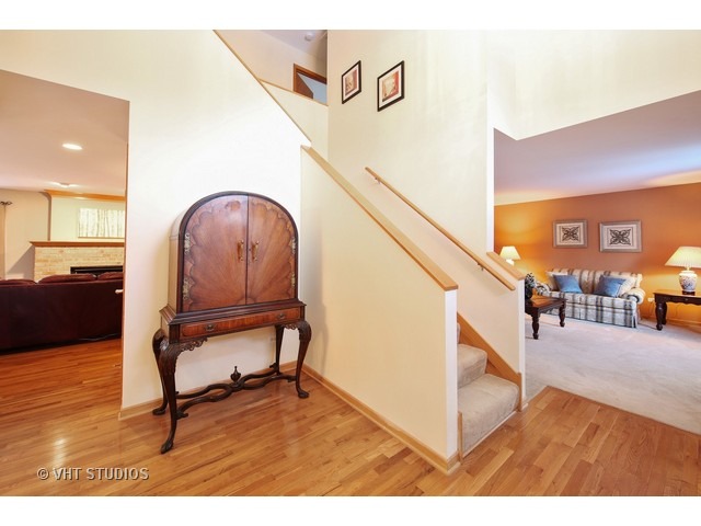 6800 Caitlin Ct, Willowbrook, IL 60527 photo 2