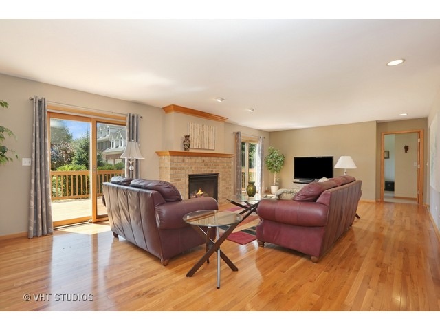 6800 Caitlin Ct, Willowbrook, IL 60527 photo 9