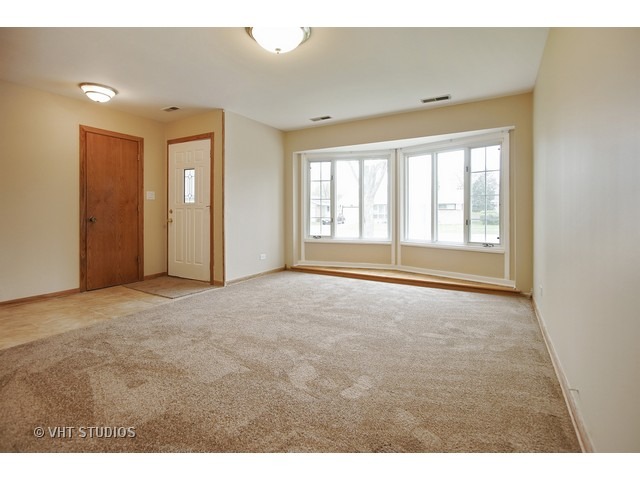 75 Evergreen St, Elk Grove Village, IL 60007 photo 4