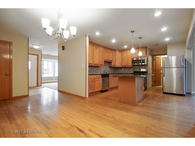75 Evergreen St, Elk Grove Village, IL 60007 photo 3