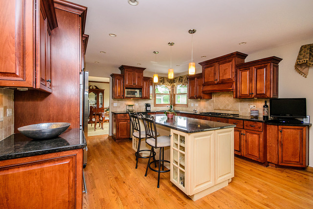 810 Harmon Blvd, Hoffman Estates, IL 60169 photo 3