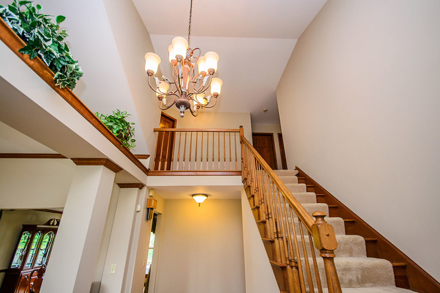 810 Harmon Blvd, Hoffman Estates, IL 60169 photo 2