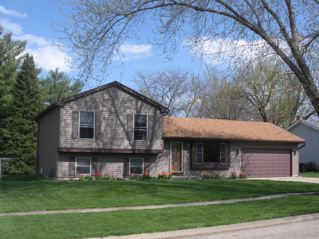204 Windridge Dr, Mchenry, IL 60050 photo 1