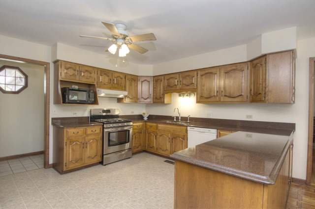 877 Braintree Ln, Bartlett, IL 60103 photo 6