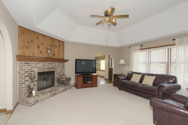 877 Braintree Ln, Bartlett, IL 60103 photo 9