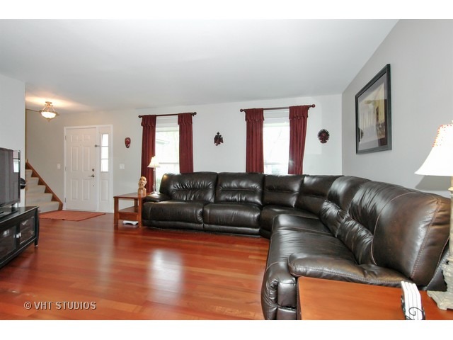 1160 Spring Creek Rd, Elgin, IL 60120 photo 3