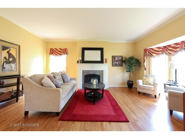 381 Brighton Dr, Wheaton, IL 60189 photo 5