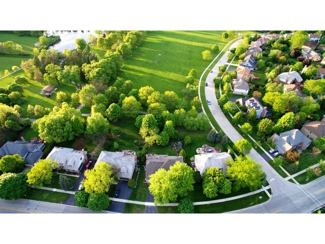 381 Brighton Dr, Wheaton, IL 60189 photo 3