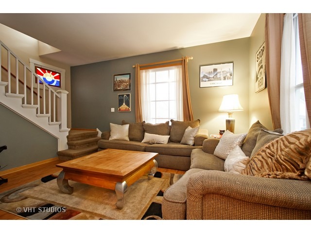 324 Wabash St, Elgin, IL 60123 photo 2