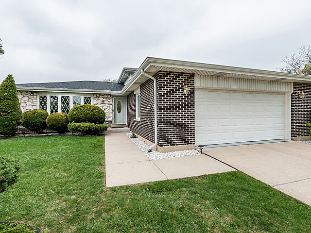 7622 Cherry Tree Ln, Willowbrook, IL 60527 photo 1