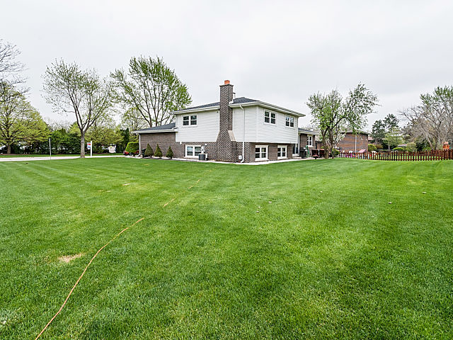 7622 Cherry Tree Ln, Willowbrook, IL 60527 photo 4