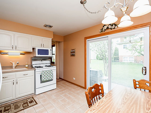 7622 Cherry Tree Ln, Willowbrook, IL 60527 photo 14