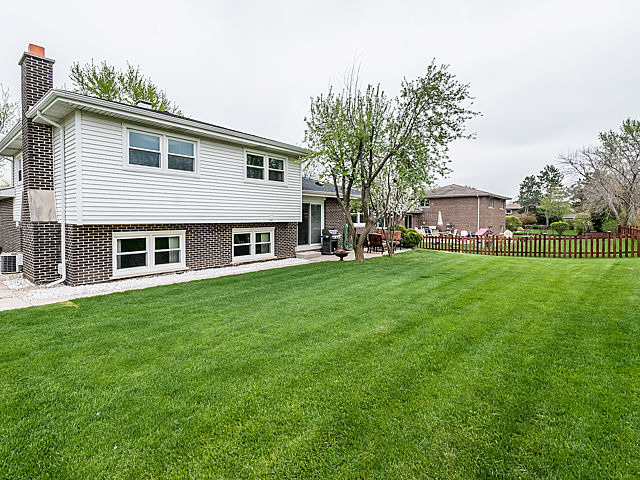 7622 Cherry Tree Ln, Willowbrook, IL 60527 photo 2