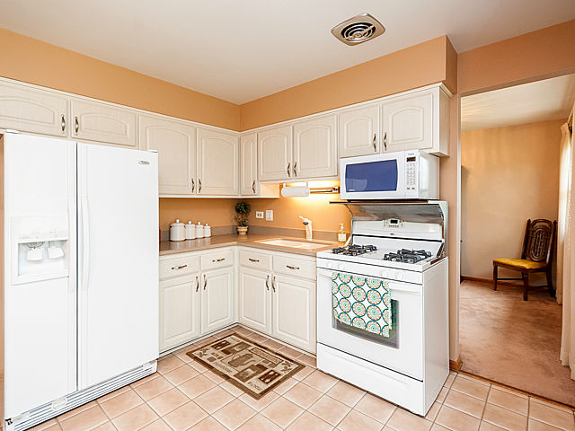 7622 Cherry Tree Ln, Willowbrook, IL 60527 photo 13