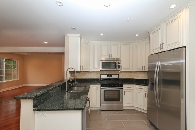 1352 Beacon Ln, Bartlett, IL 60103 photo 9